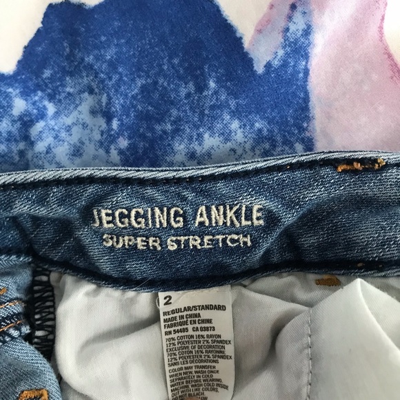 ❌ SOLD - AE Lightwash Ripped Jeans - Picture 2 of 5